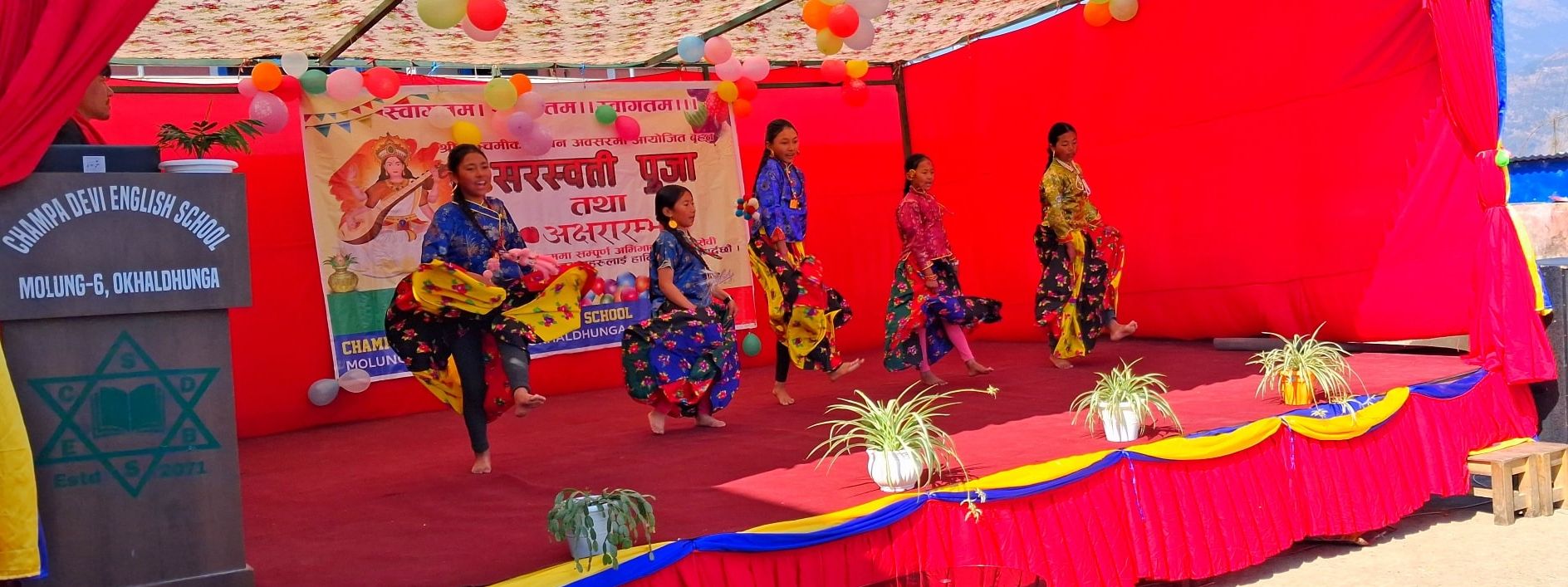Tanzvorführung zur Saraswati Puja